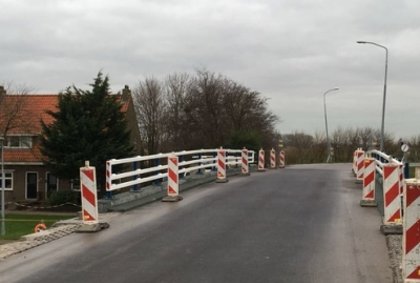 Braakbrug open voor verkeer/inhijsen brugliggers Leierbrug