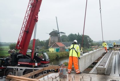 Renovatie Bomerbrug, liggers brugdek zijn verplaatst