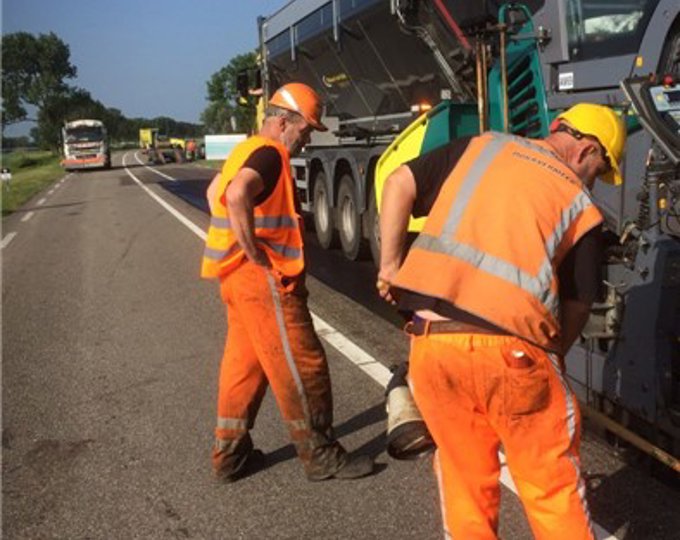 Primeur: superasfalt op Lagedijk/N249