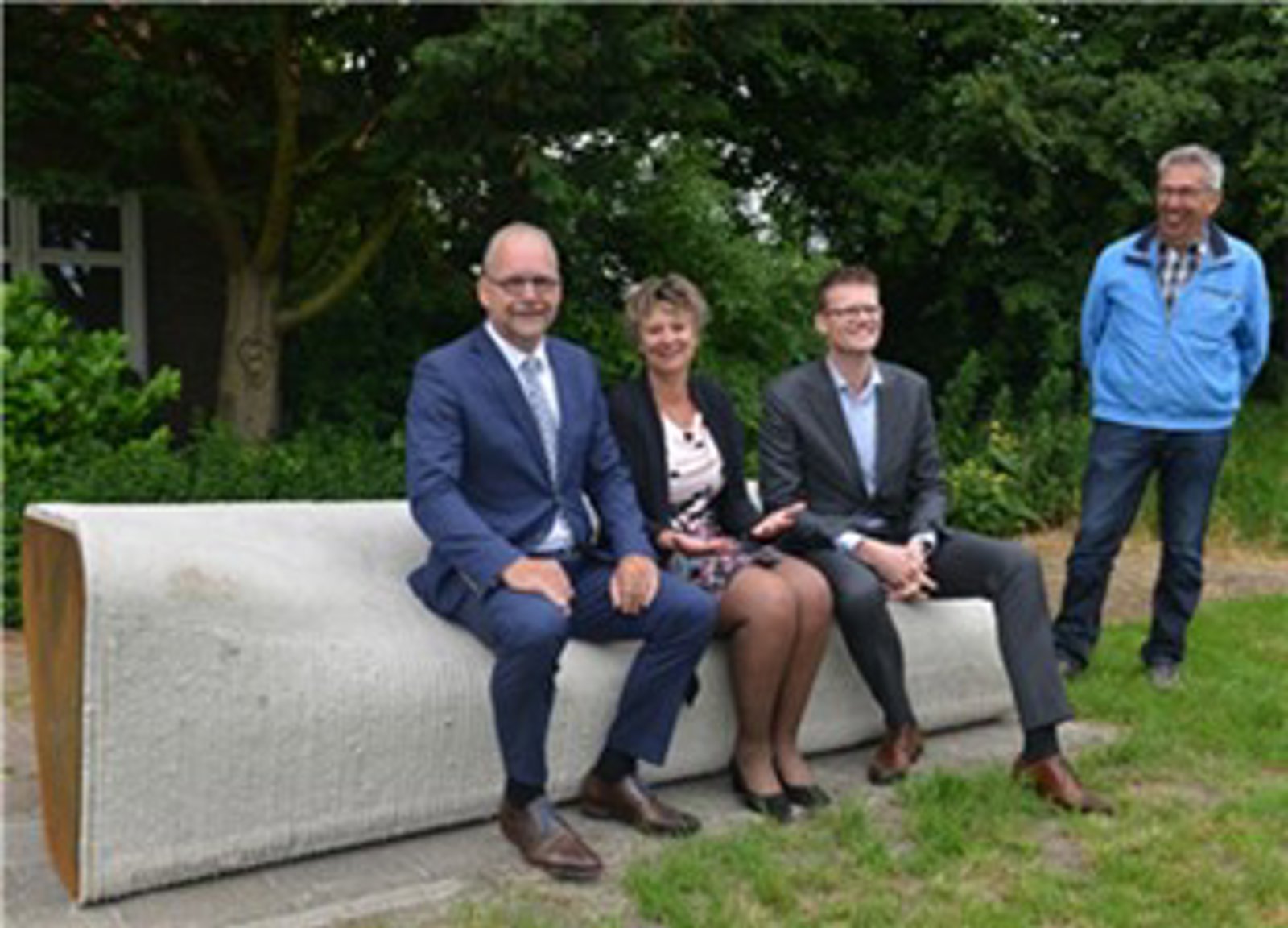 Bankje 20Met 20Gedeputeerde 20En 20Wethouder 20Mini 1 Bankje 20Met 20Gedeputeerde 20En 20Wethouder 20Mini 1