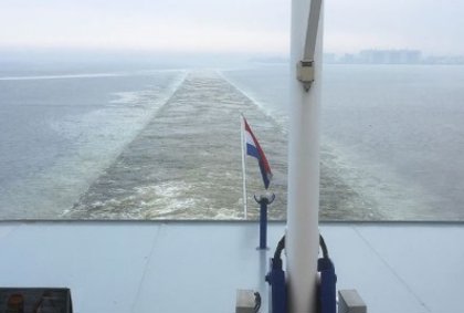 Kraanschip Waaksaam heeft de haven van Den Oever bereikt