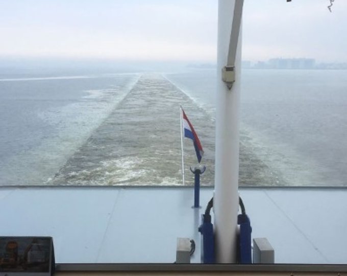 Kraanschip Waaksaam heeft de haven van Den Oever bereikt